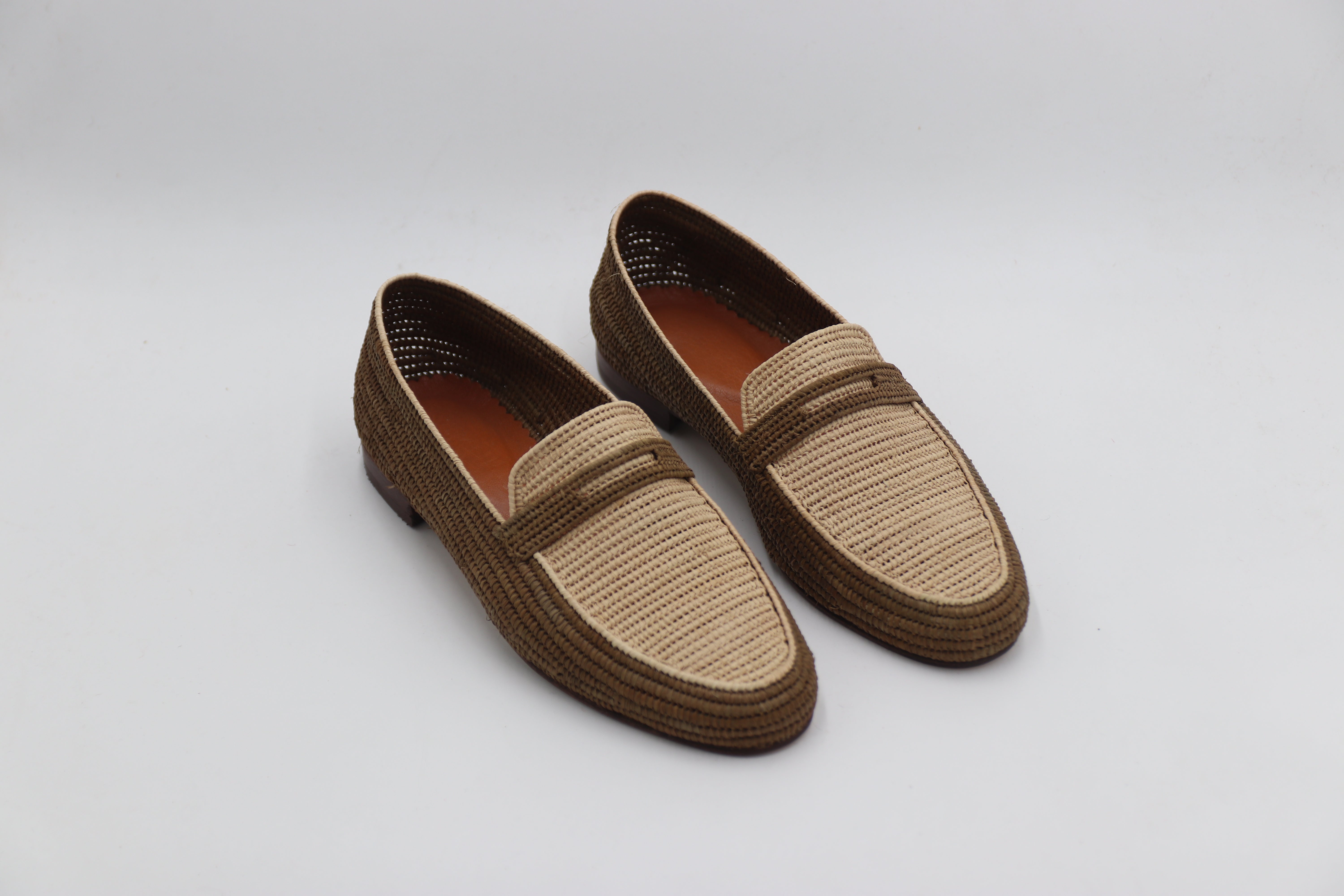 Artisan-crafted raffia loafer for men – detailed stitching

