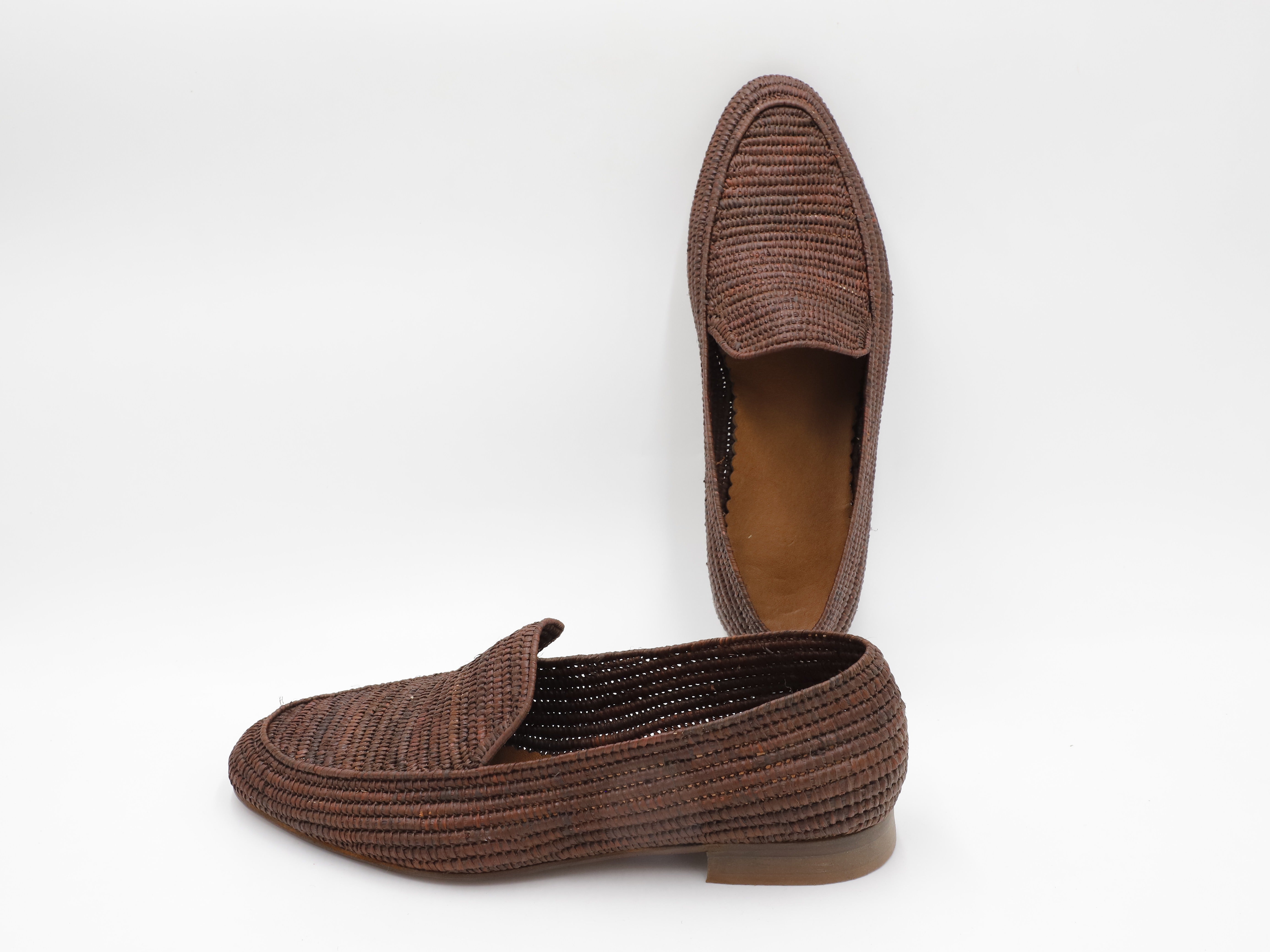Breathable men's summer shoes made from natural raffia