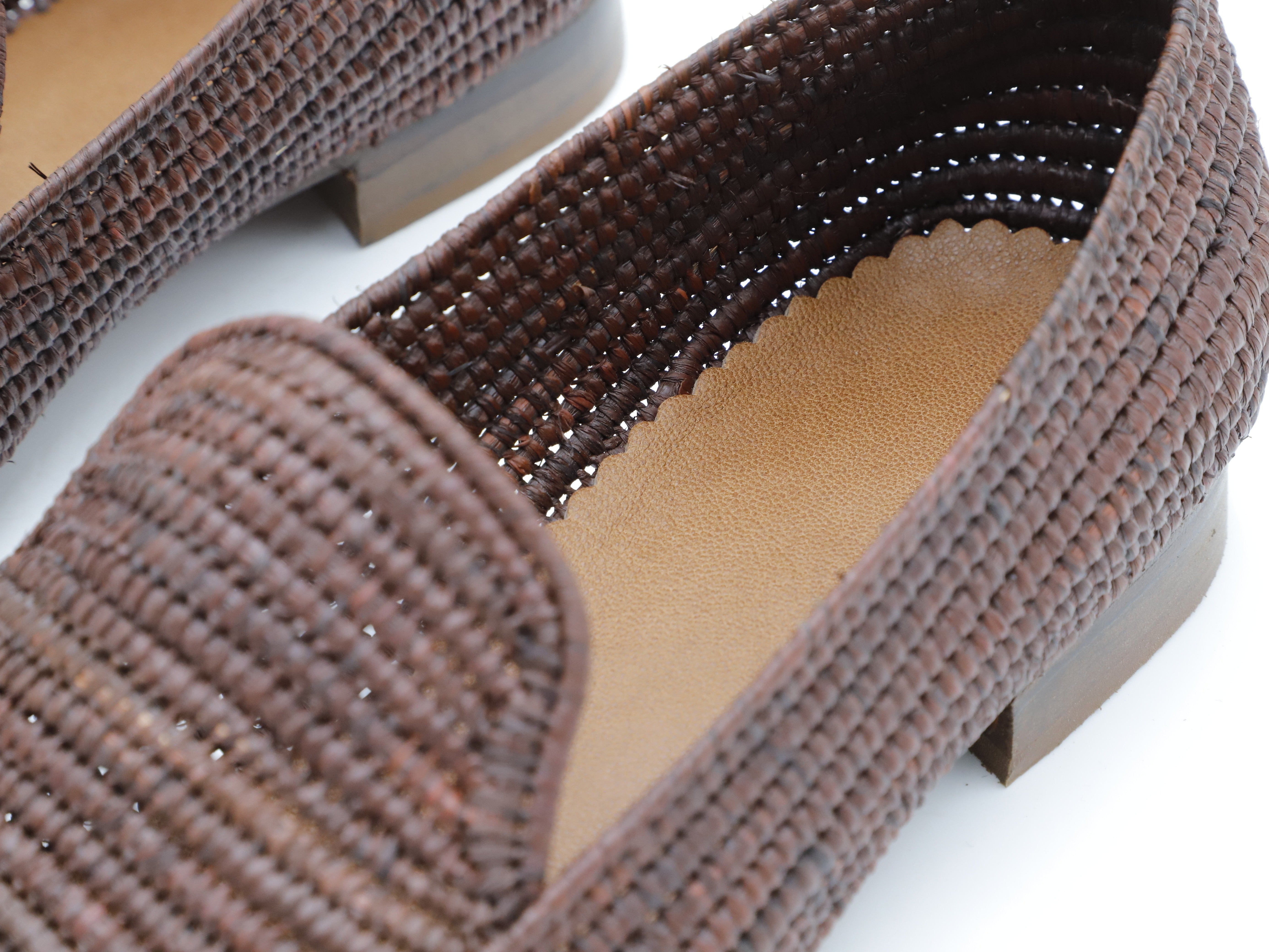 Casual men's raffia shoes paired with linen pants for summer

